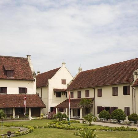 Hotel Astra Novilia Makassar Exteriör bild