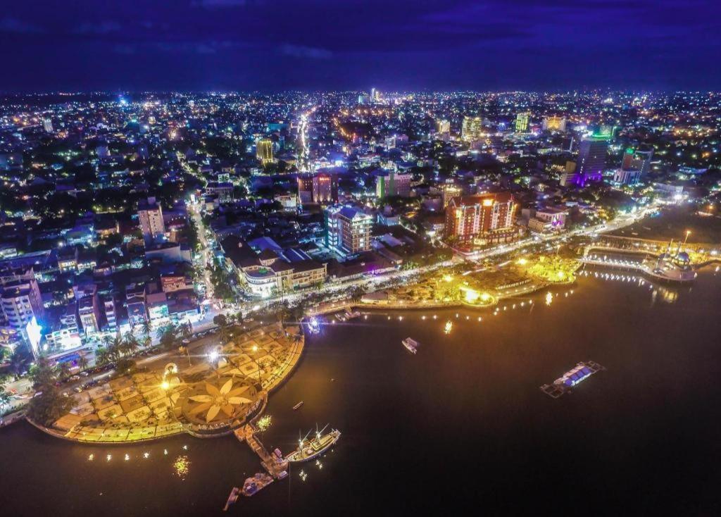 Hotel Astra Novilia Makassar Exteriör bild