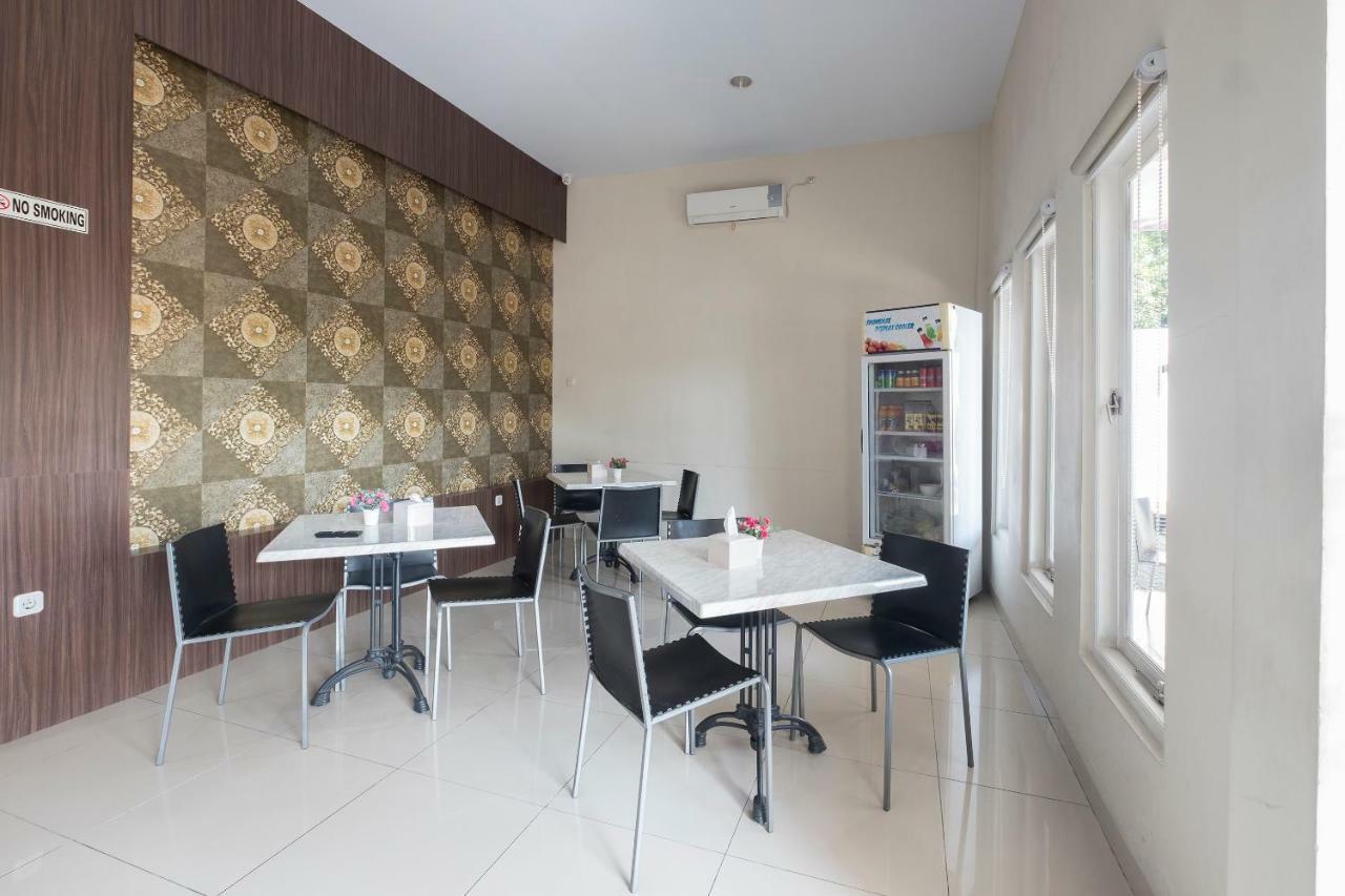 Hotel Astra Novilia Makassar Exteriör bild