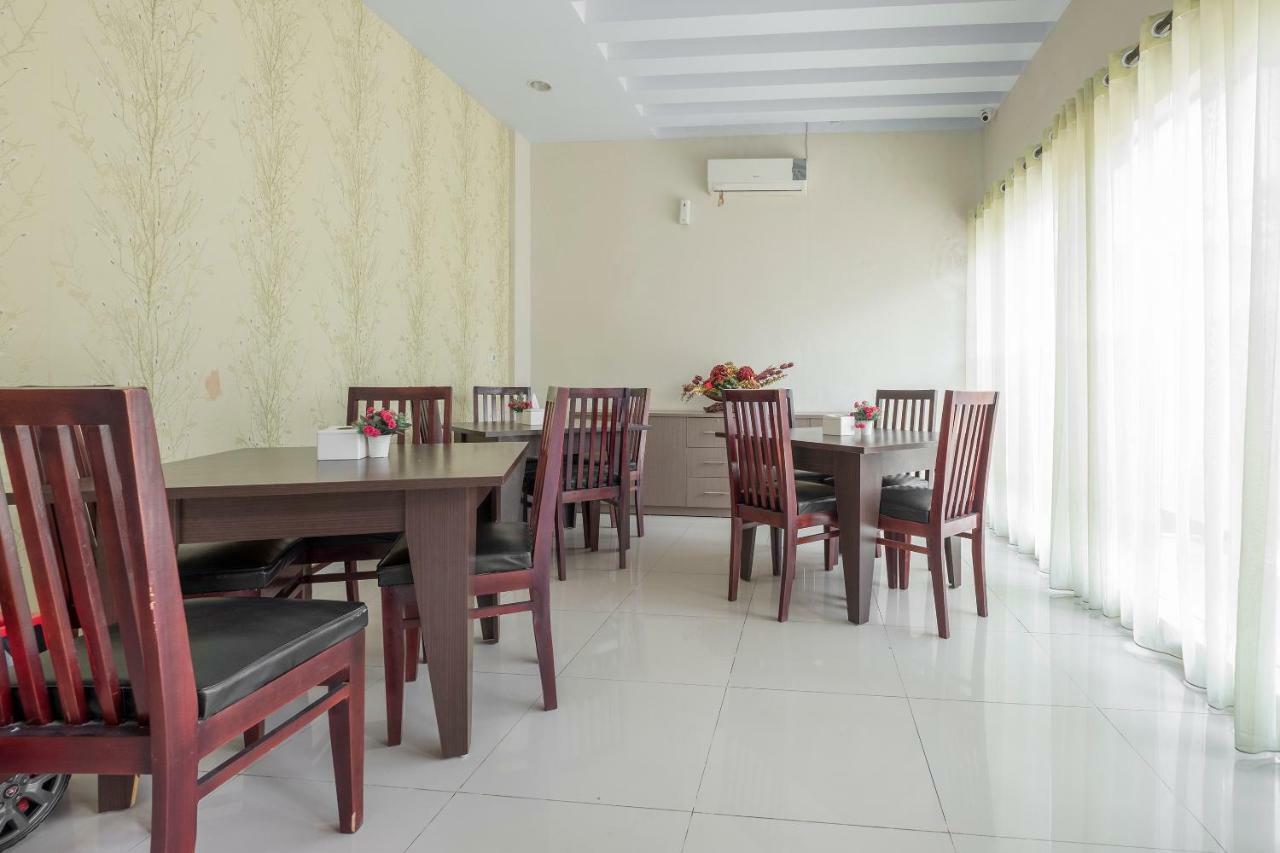 Hotel Astra Novilia Makassar Exteriör bild