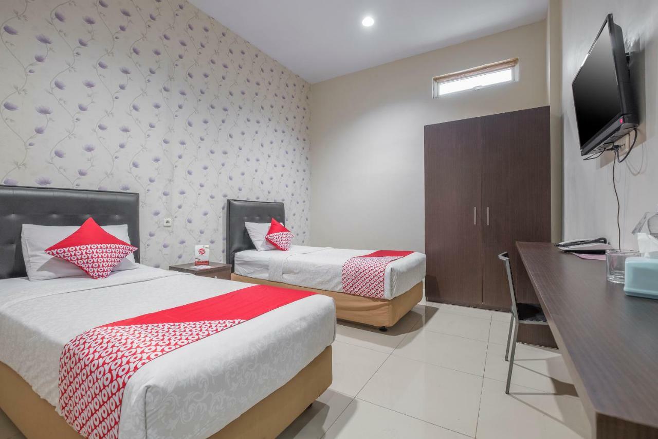 Hotel Astra Novilia Makassar Exteriör bild