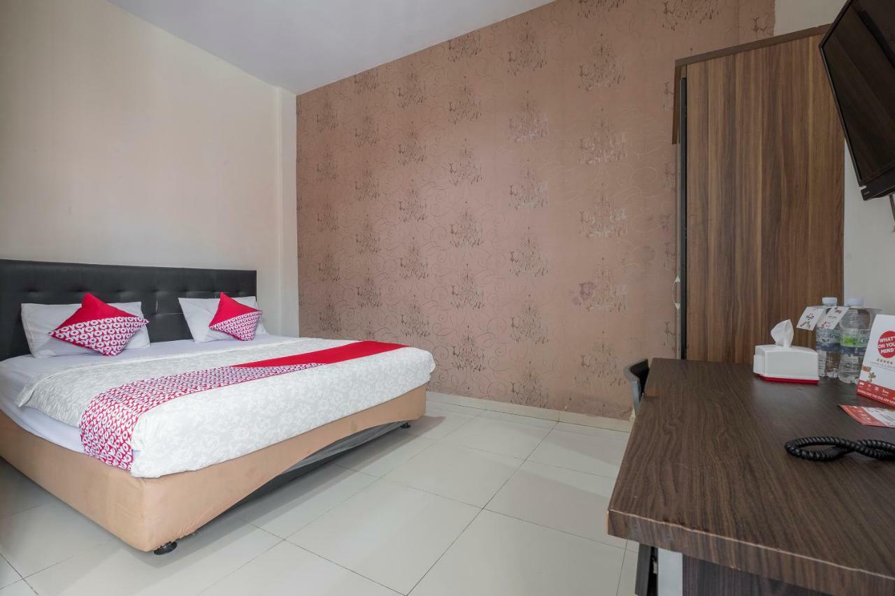 Hotel Astra Novilia Makassar Exteriör bild