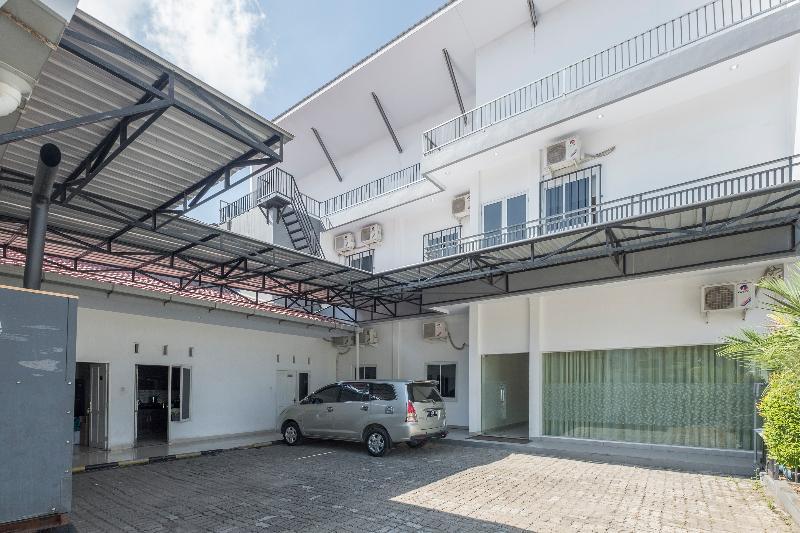 Hotel Astra Novilia Makassar Exteriör bild